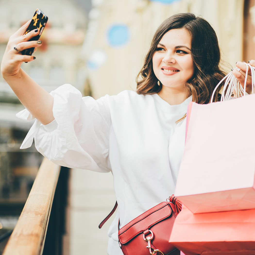 Trendy plus size na lato 2021 - w jakich sklepach znajdziesz najmodniejsze ubrania?